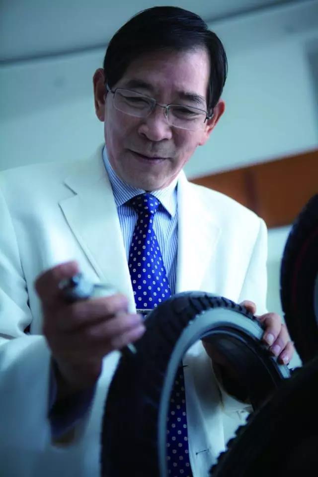 轮胎企业超过百家,唯有一家免充气轮胎企业的发明者被军队授予名誉大校军衔! 轮胎企业超过百家,唯有一家免充气轮胎企业的发明者被军队授予名誉大校军衔!